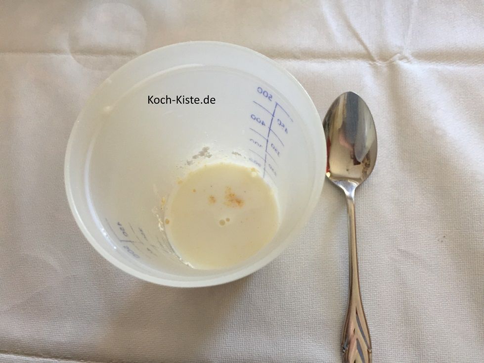 beginne damit 300 Milliliter Milch abzumessen und in den Topf zu gießen. 100 Milliliter Milch kommen dann mit 2 gehäuften Esslöffel Zucker und dem Puddingpulver in den Messbecher und werden verrührt.