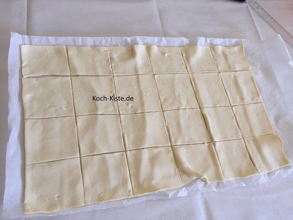 teile den Blätterteig in 24 gleich große Teile