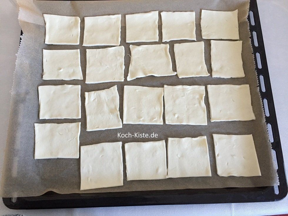 lege die Blätterteigteile auf das Backblech