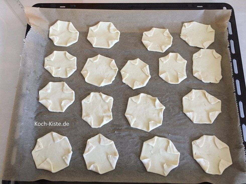 bestreiche die Ecken mit Eiweiß und klappe sie zur Mitte hin etwas um