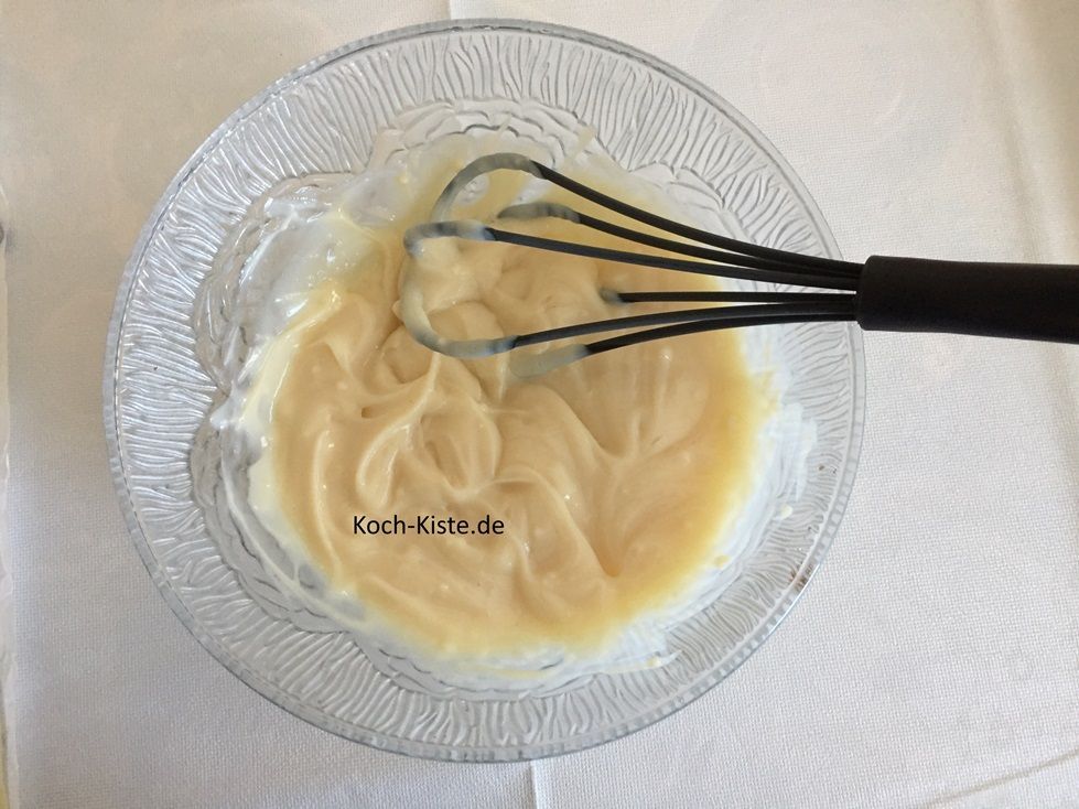 Nehme die Klarsichtfolie vom Pudding und rühre ihm mit dem Schneebesen noch mal durch.