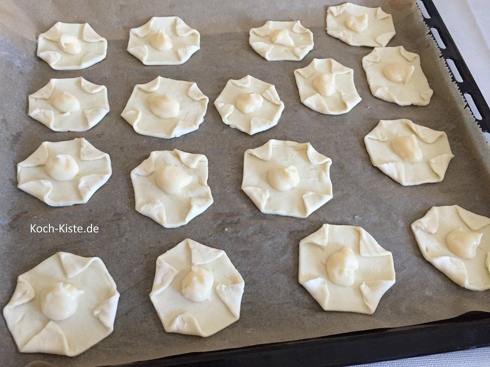 gebe 1 Teelöffel Pudding in die Mitte auf den Blätterteig