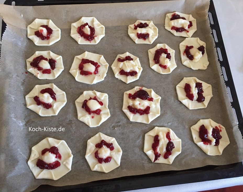 dann gebe mit Hifle des Messers um den Pudding herum etwas Marmelade