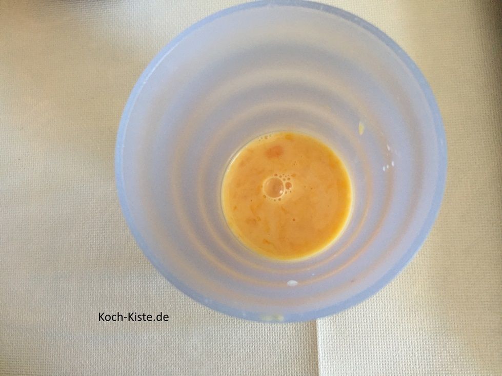 verquirle das Eigelb