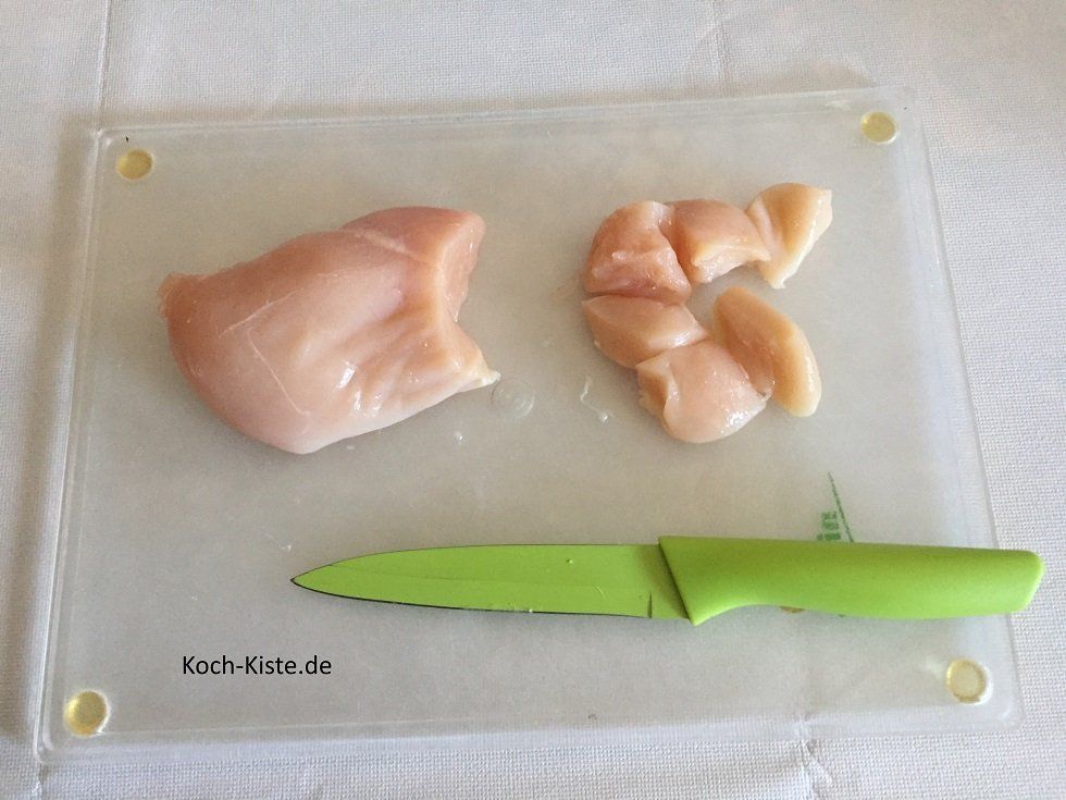 Das Putenbrustfilet in kleine Stücke schneiden