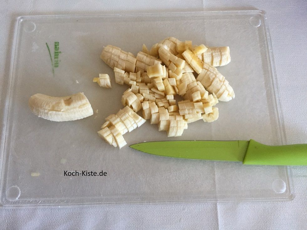 schneide die Banane in kleine Stücke