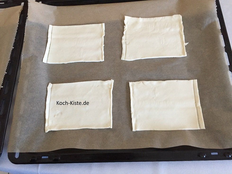 Blätterteig auf das Backblech legen