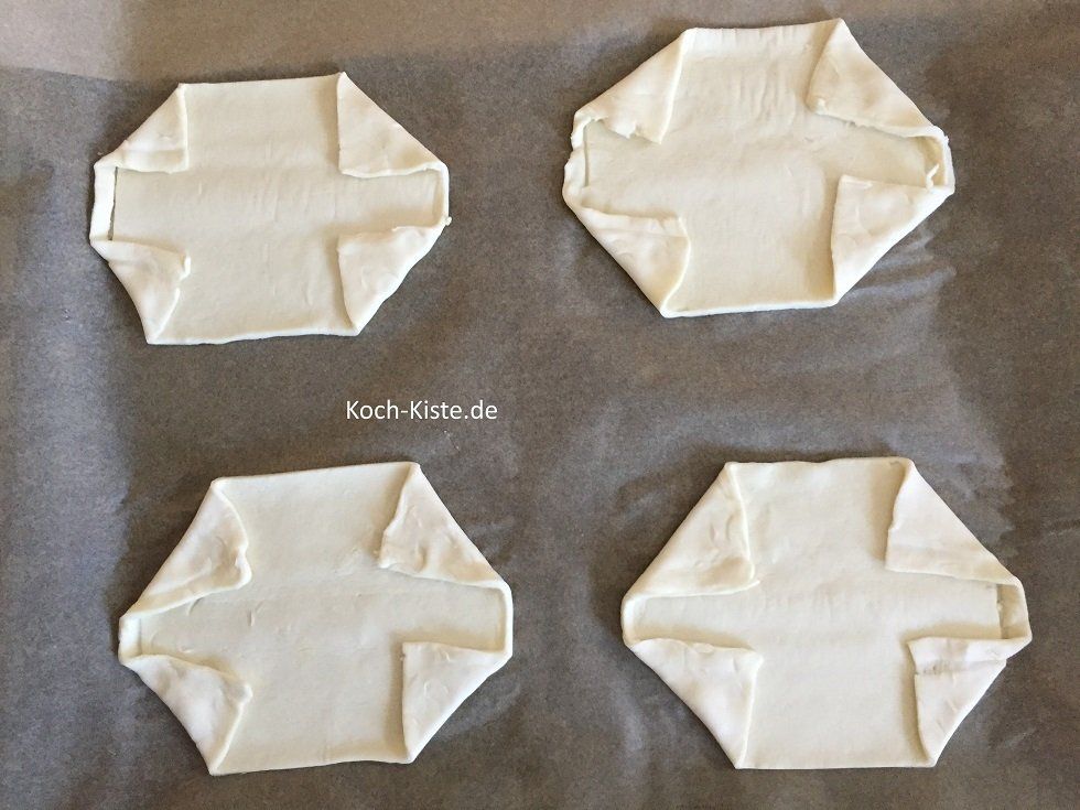 Ecken mit Eiweiß bestreichen und zur Mitte hin umklappen