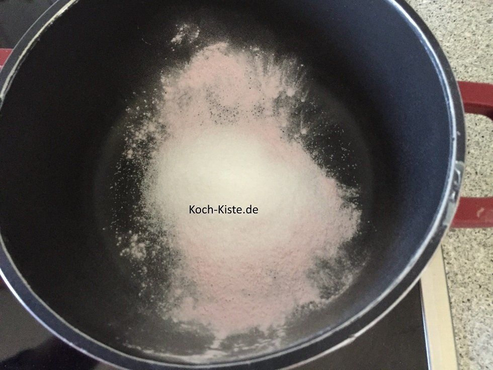 gebe das Tortengusspulver in einen kleinen Topf