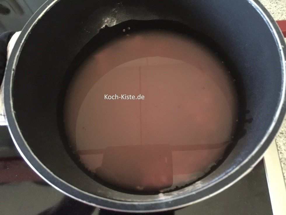 gebe die Flüssigkeit mit in den Topf