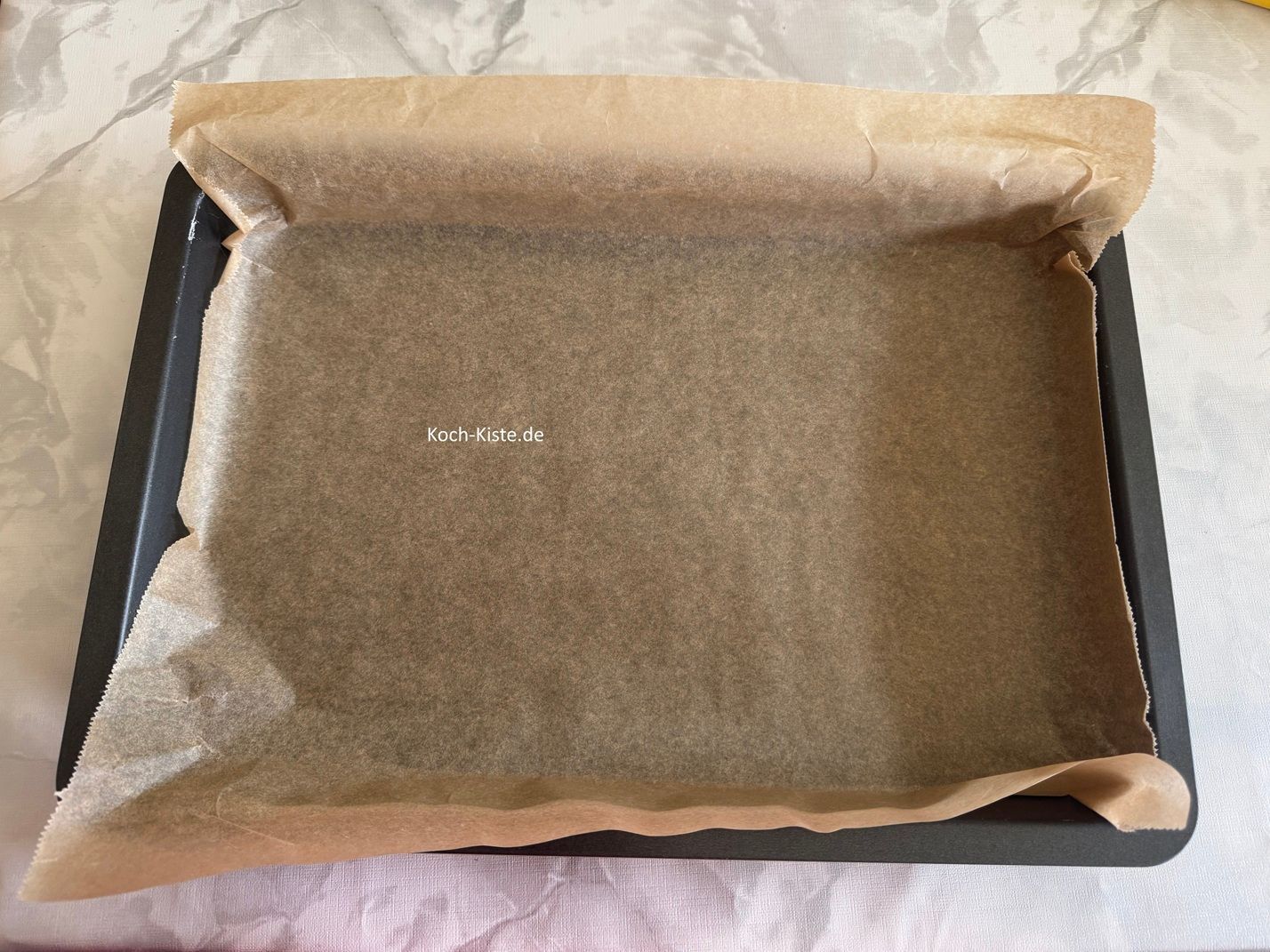 belege die Fettpfanne oder Kuchenform mit dem Backpapier