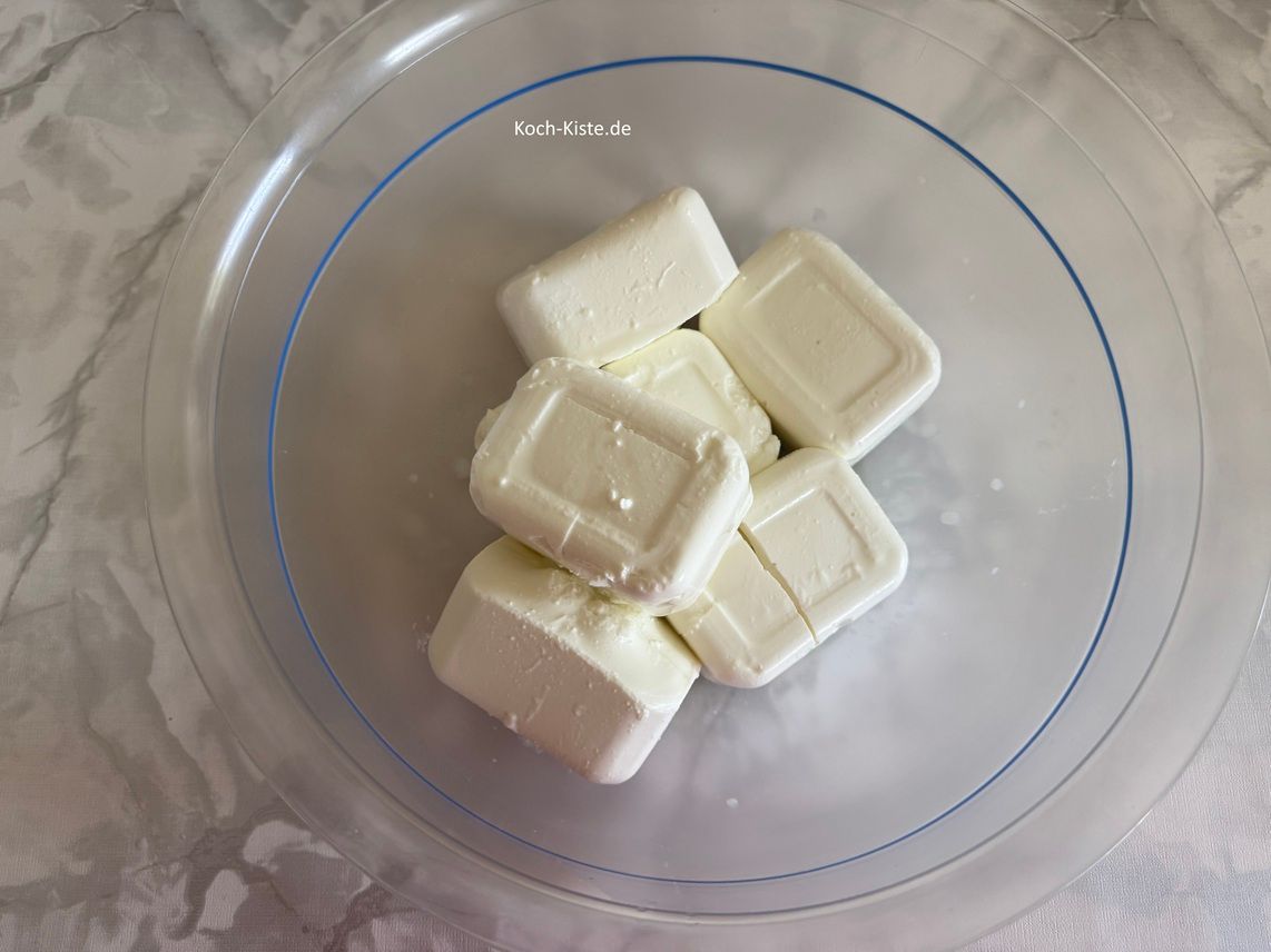 Quarkmasse : beginne damit die 1500g Quark in die große Rührschüssel zu geben