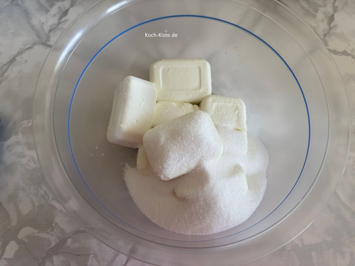 dann stelle eine Rührschüssel auf die Küchenwaage - auf 0 ud wiege 250 g Zucker ab. Schütte den Zucker mit in die große Rührschüssel .