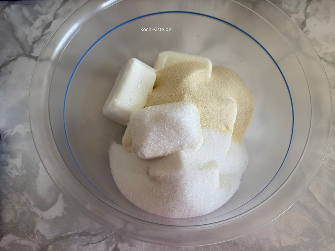 Rührschüssel wieder auf die Küchenwaage - auf 0 damit Du 150g Weichweizen Grieß abwiegen kannst. Auch der Grieß wird mit in die große Rührschüssel geschüttet.