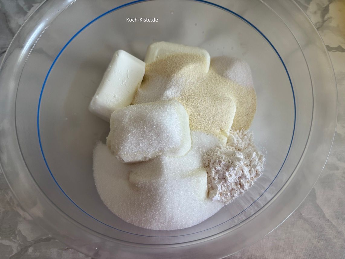 Nun kommt 1 Päckchen Backpulver, 1 Päckchen Vanillinzucker und 1 Packung Vanillepuddingpulver hinzu. Für noch mehr Puddinggeschmack , gebe 2 Packungen Vanillepuddingpulver hinzu.