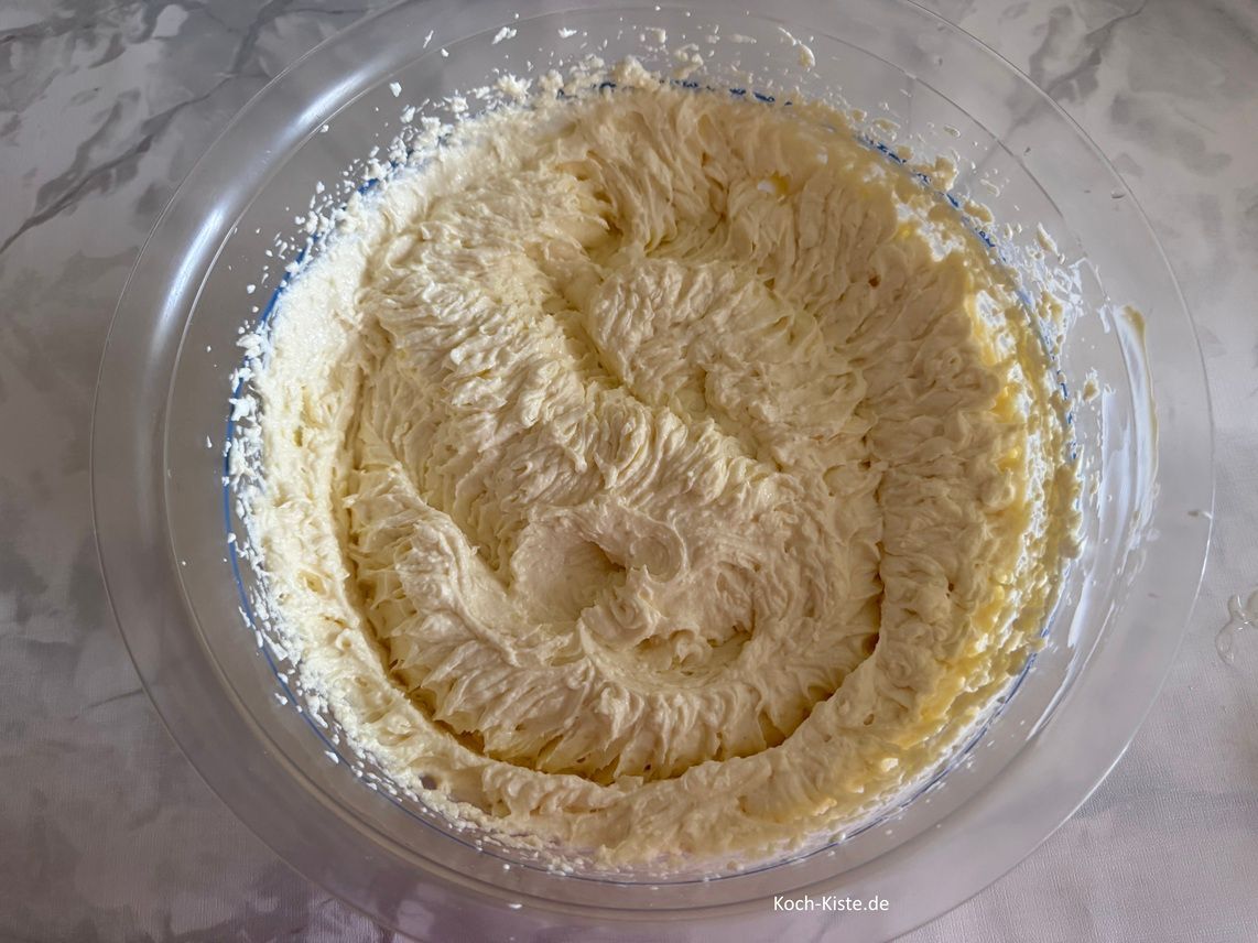 ferrühre alle Zutaten mit dem Handrührgerät. Achtung bitte erst mal auf kleiner Stufe, damit keine Zutaten durch die Küchen fleigen.