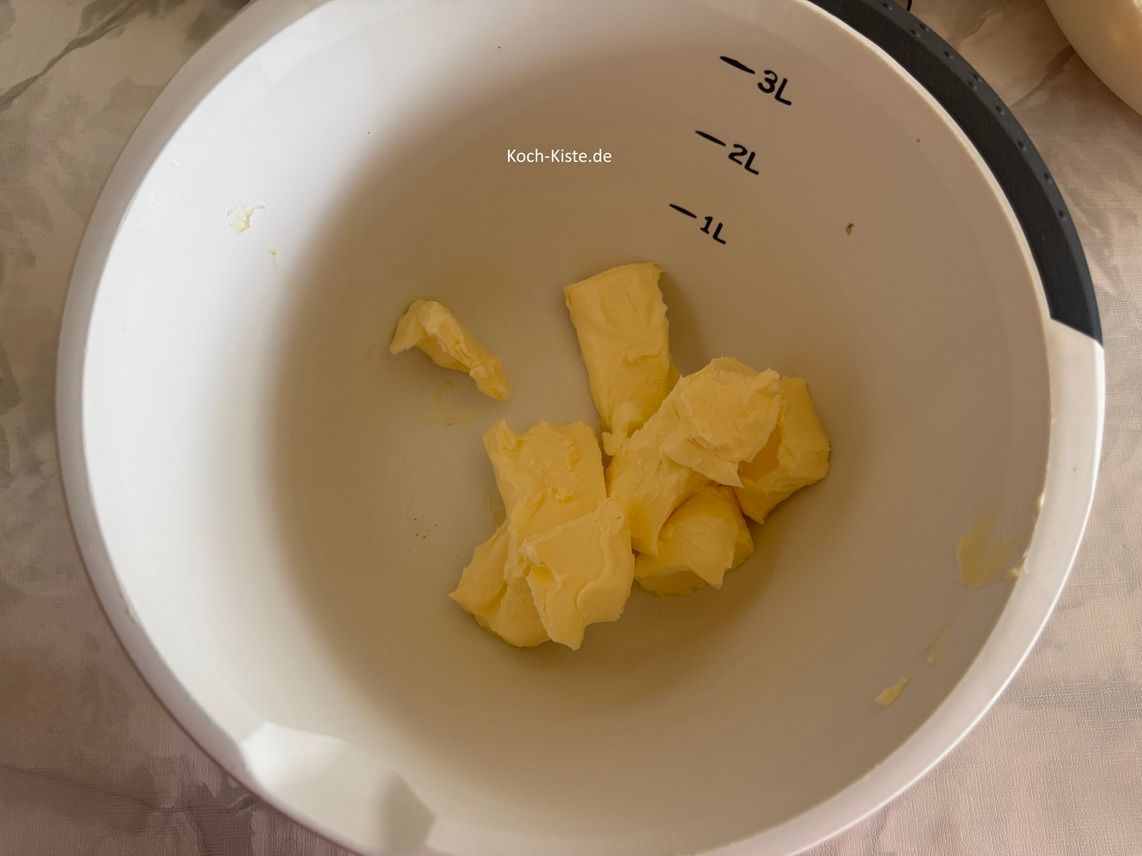 Streusel: stelle die Rührschüssel auf die Küchenwaage - auf 0 und schubse 200 g weiche Butter hinzu