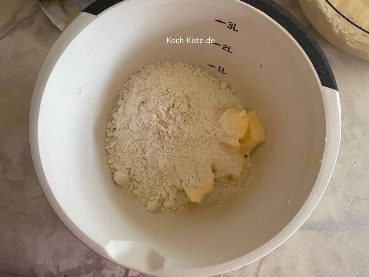jetzt stelle die Küchenwaage zum letzten Mal auf 0 und wiege 300 g Dinkelmehl ab