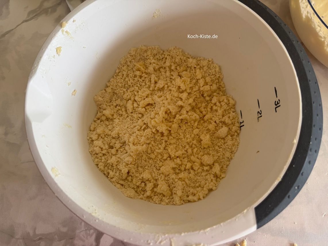 nun ziehe Dir einen Vinyl Einmalhandschuh an und verknete, verrühre die Zutate zu Steusel