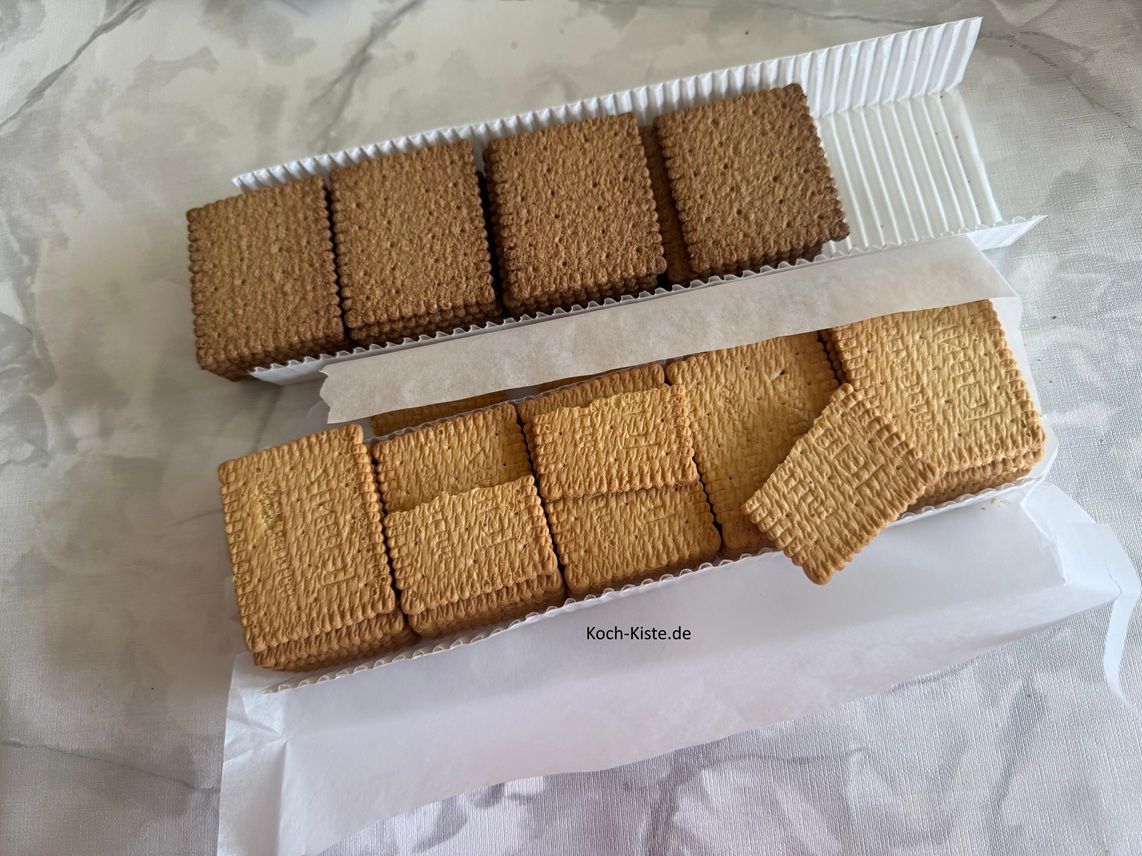 für den Boden benötigst Du Butterkese. Stelle 1 Rührschüssel auf die Küchenwaage auf 0 und wiege 300 g Butterkese ab. Ich habe Vollkorn und Weizen Butterkekse gemischt
