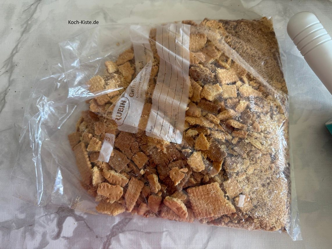 und drücke, rolle mit Hilfe der Teigrolle die Butterkese zu Bröseln