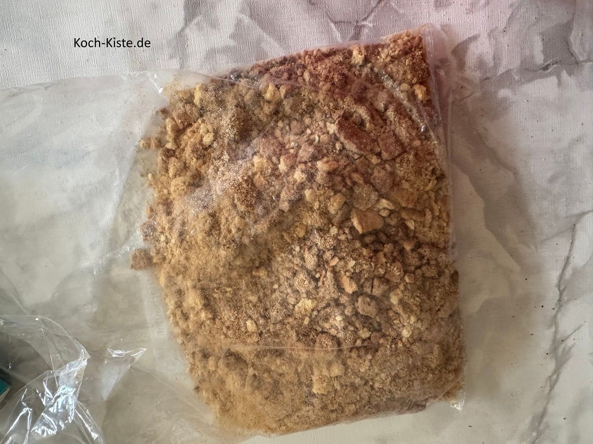 drehe den Gefrierbeutel um, damit auch die Butterkekse auf der anderen Seite des Gefrierbeutels klein werden