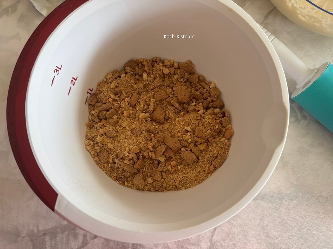 als nächstes schütte die Butterkeks Brösel in die Rührschüssel