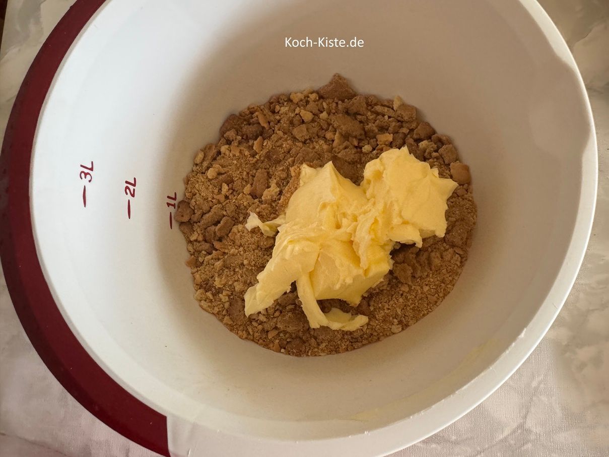 danach schubse mit Hilfe des Messers die Butter mit in die Rührschüssel