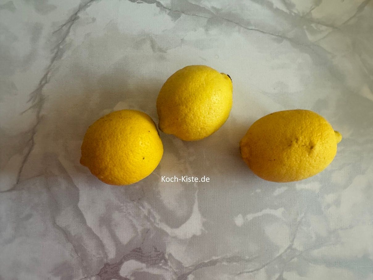 beginne damit 3 Bio Zitronen unter fließendem, heißen Wasser abzuspülen und abzutrocknen
