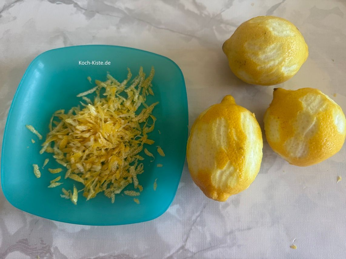 dann reibe von jeder Zitrone etwas Schale ab - Achtung: bitte nur die Schale - nicht die weiße Haut der Zitronen, die ist bitter !