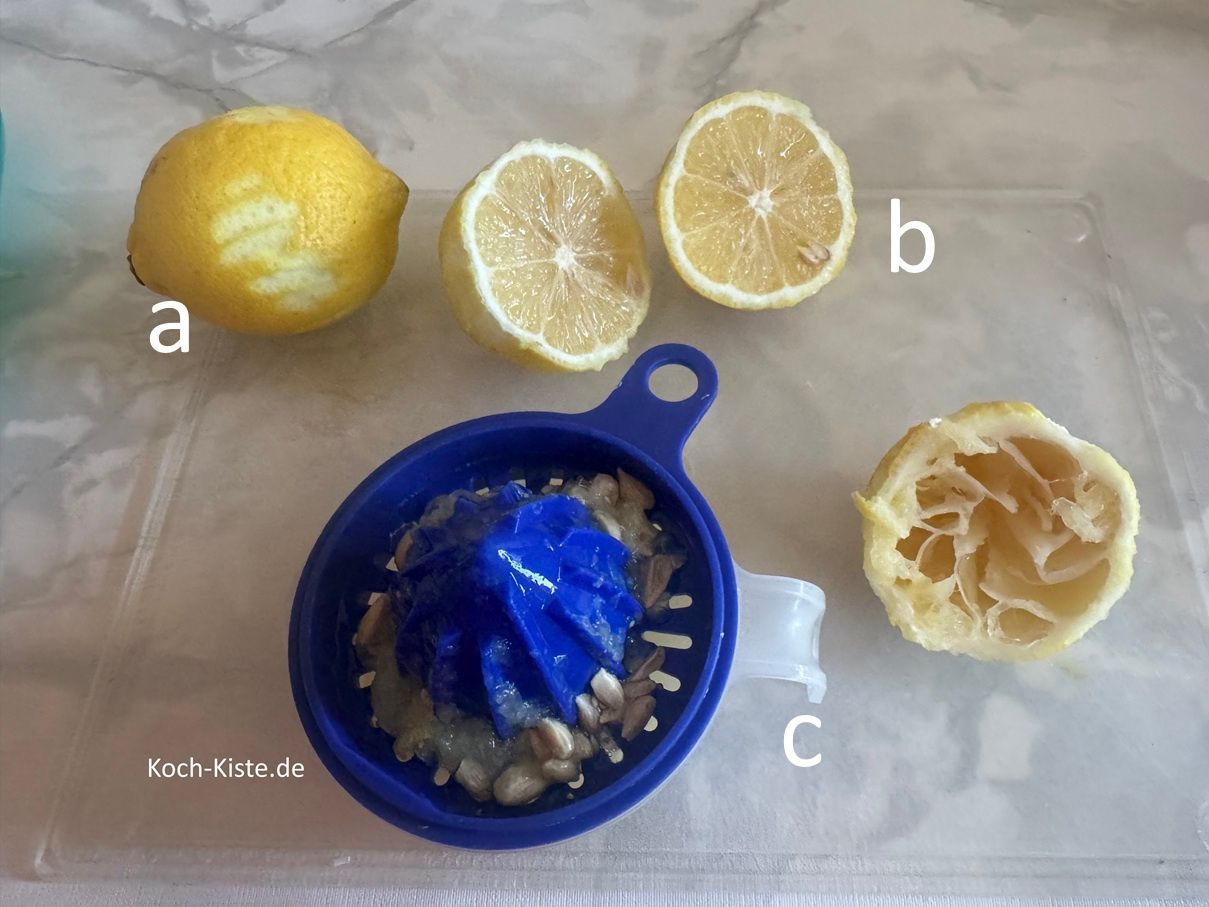 danach lege die Zitronen nacheinander auf das Schneidebrett (a), halbiere sie (b) und presse den Saft heraus (c)