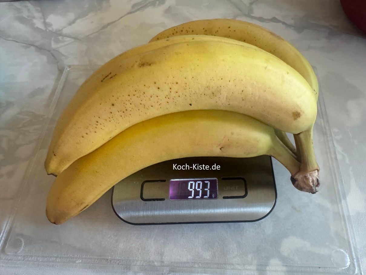 nun kommen die Bananen drann. Da Du ca. 650 g Bananen Gewicht ohne Schale) benötigst, habe ich zur Kontrolle mal gewogen. Regel Du benötigst 6 Bananen die zwischen 950 und 1000 g begtragen soklten.