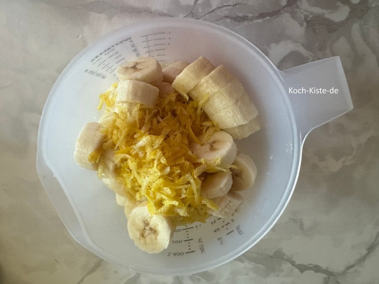 jetzt schubse die Zitronenschalenraspel mit in den Messbecher