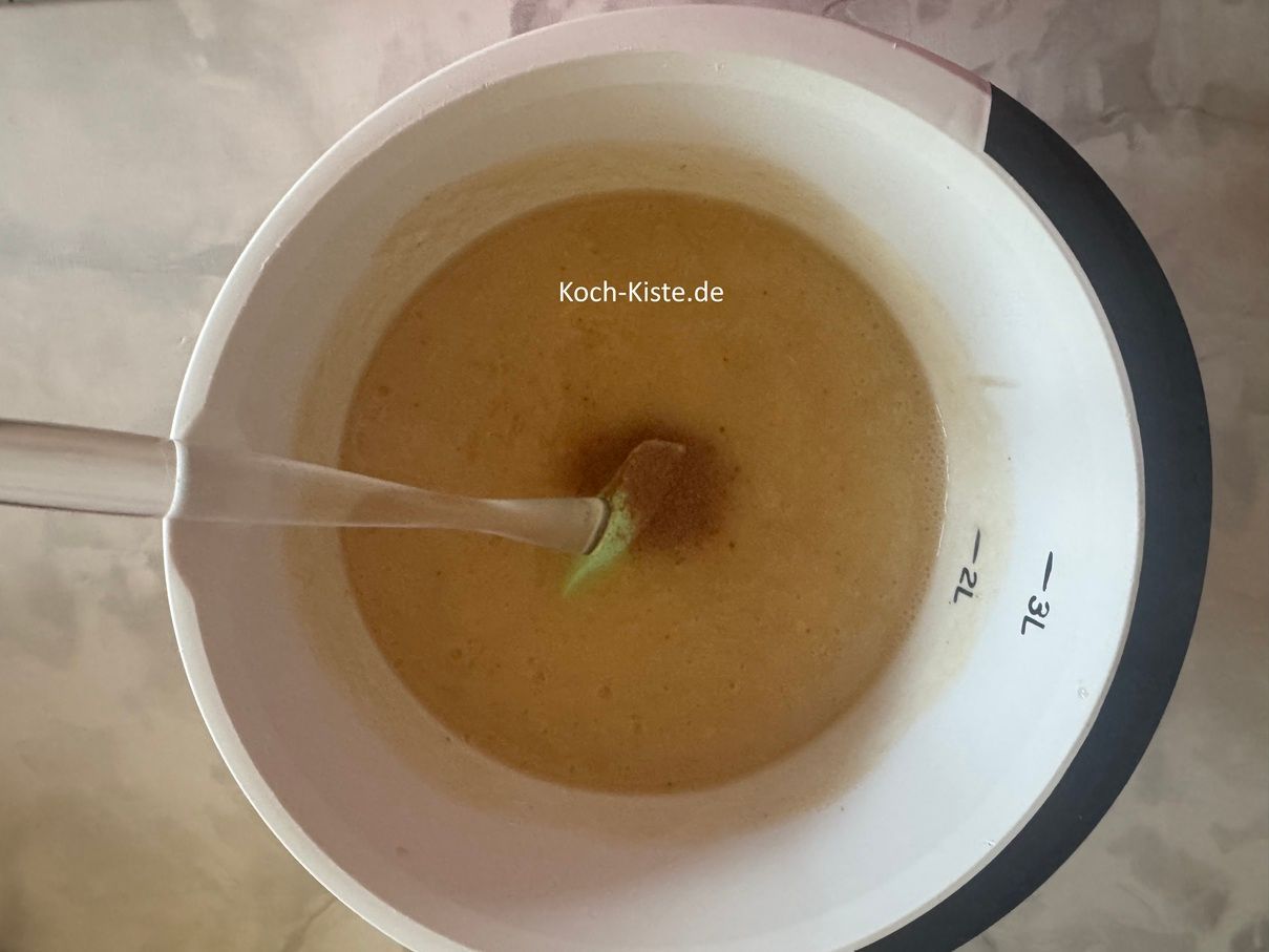 und 1 Teelöffel Zimt dazu. Danach verrühre mit dem Teiglöffel alles miteinander