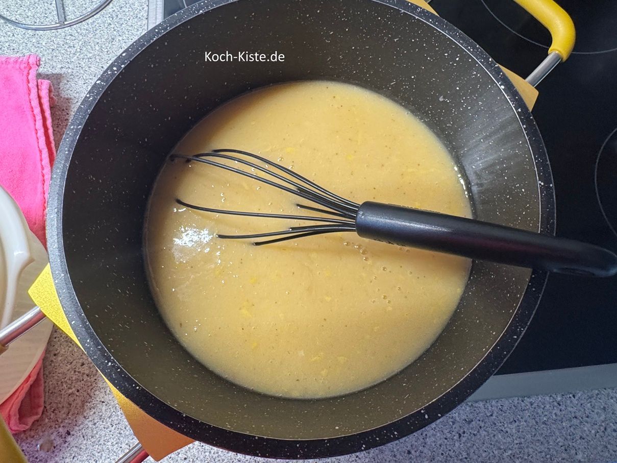 und gebe alles in einen mittleren Kochtopf