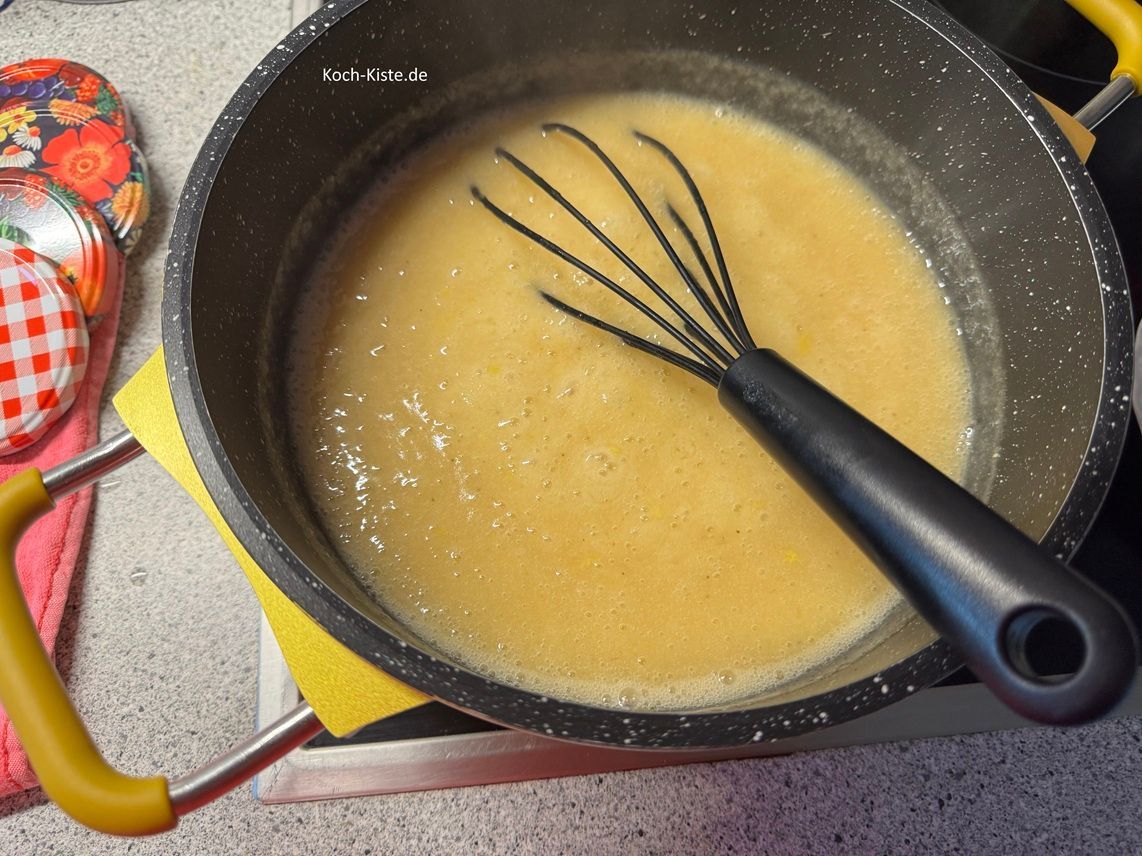 bringe die Masse unter ständigem Rühren zum Köcheln. Beim Rühren mekrst Du schon wie die Masse andickt. Lasse alles 2 Mimuten köcheln und fülle den fertigen Bananem-Zitronen Aufstich in die vorbereitetem Gläser.
