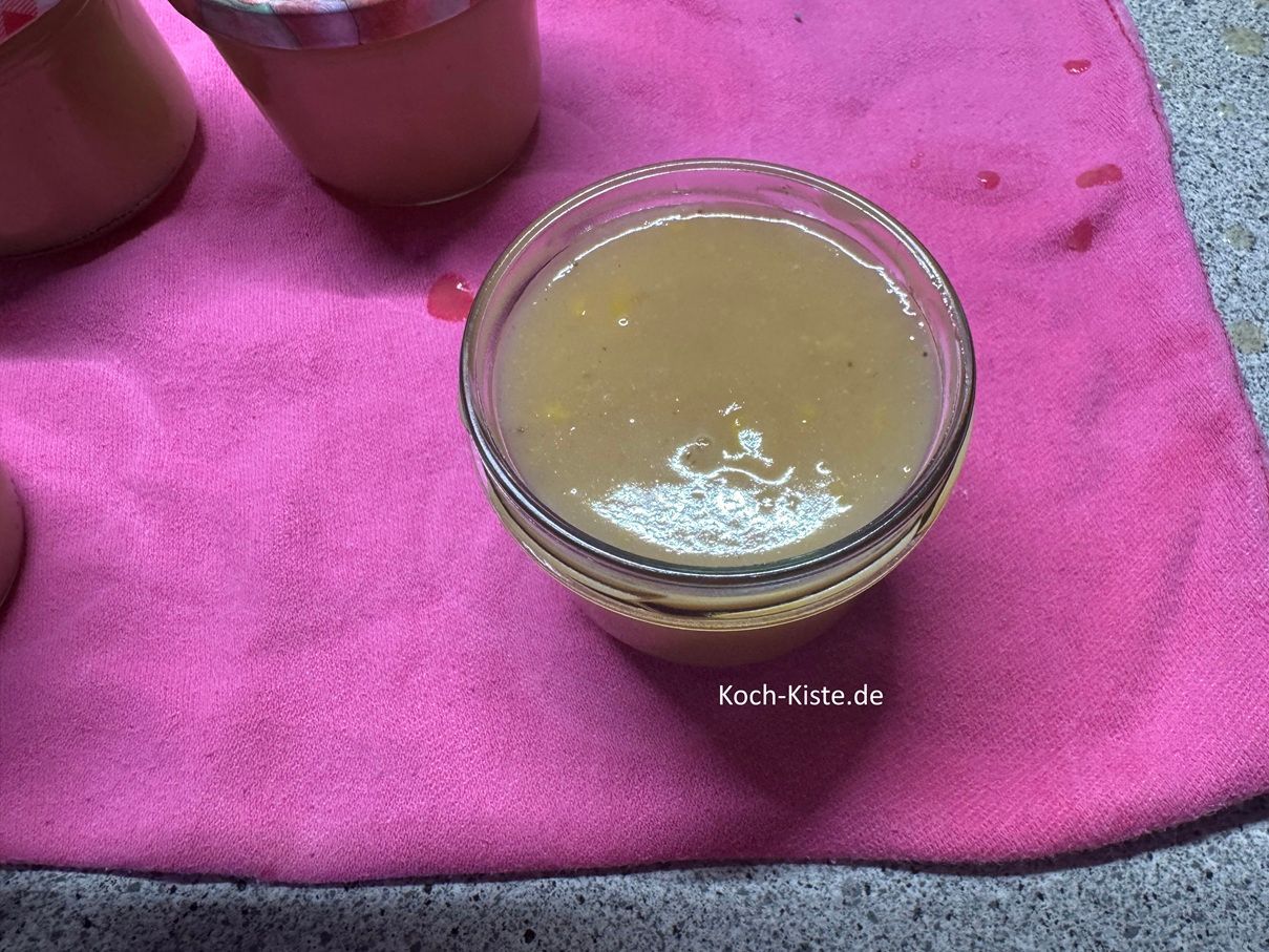 Bananen- Zitronen Aufstrich ins Glas geben