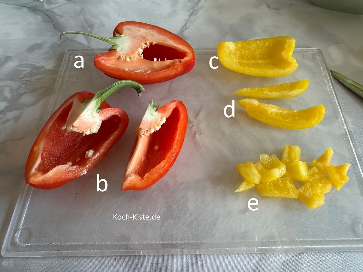 Paprika: beginne damit die Papirka zu halbieren (a) , zu vierteln(b) , die Innenhäute zu entfernen (c) und unter kaltem, fließendem Wasser abzuspülen. Lege das Paprikaviertel wieder auf das Schneidebrett und schneide es in Streifen (d) und dann in kleine Stücke (e)