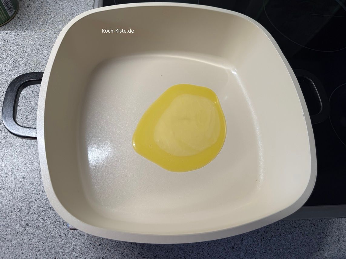 beginne damit 2 Esslöffel Pflanzencreme in die Panne zu geben und lasse sie schmelzen