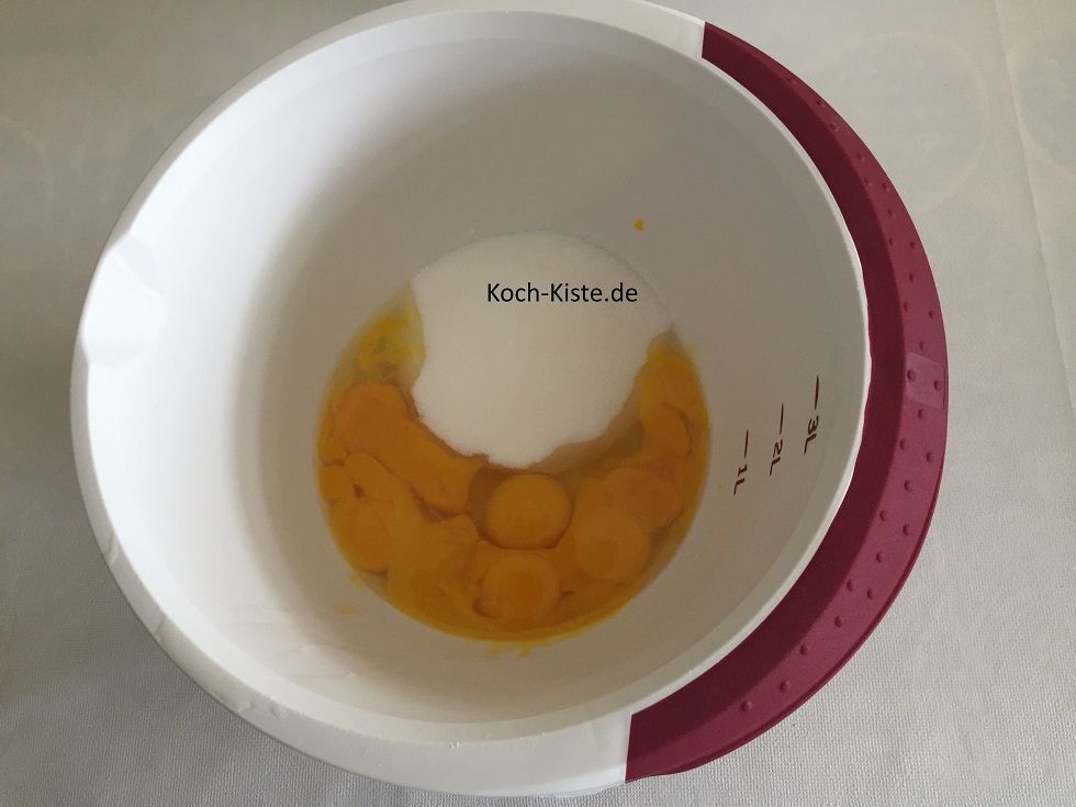 dann gebe in eine Rührschüssel die 5 Eigelb, 3 ganze Eier , Vanillinzucker und Zucker und verrühre alles zu einer cremigen Masse