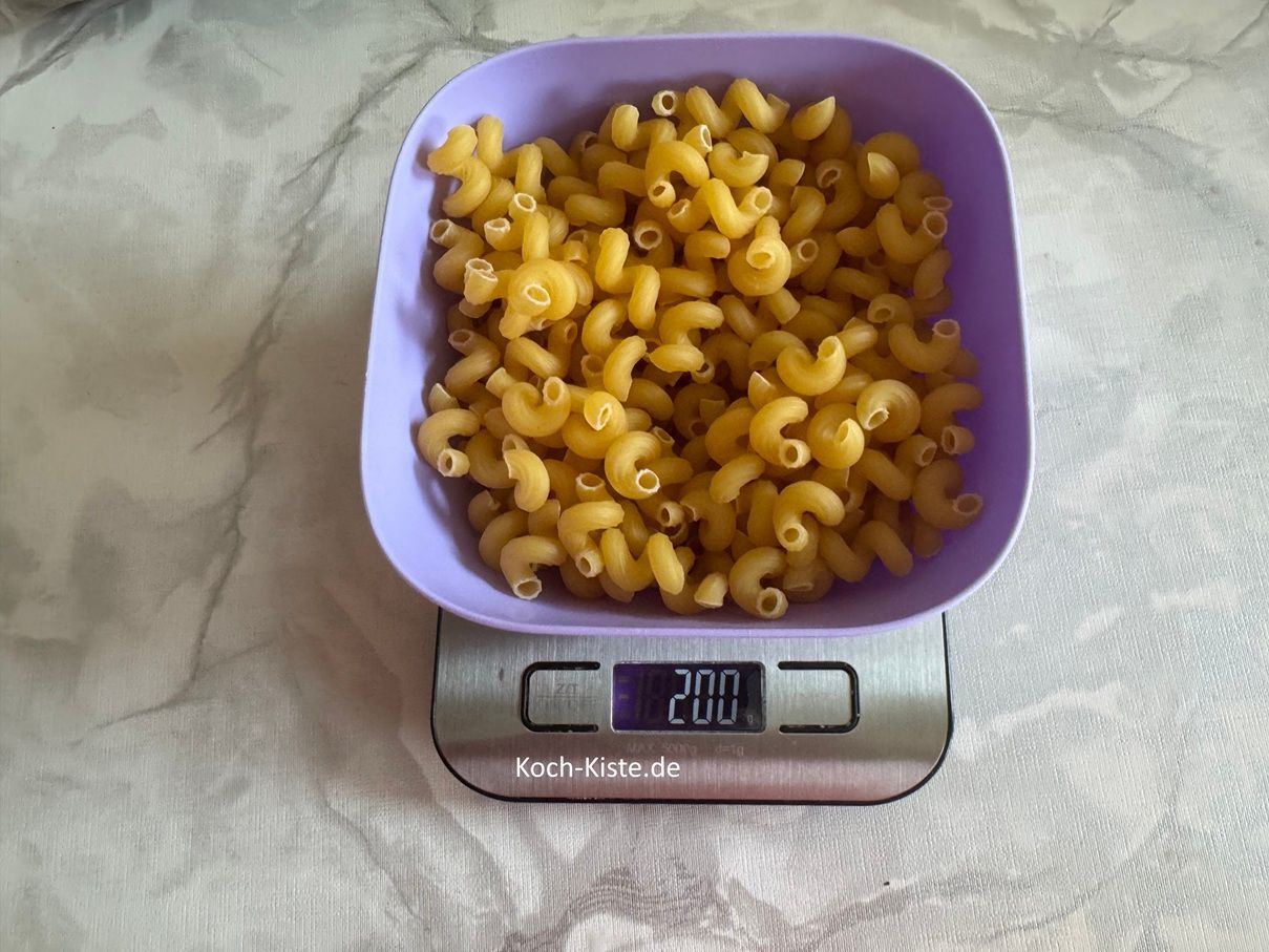 stelle eine Schüssel auf die Küchenwaage - auf 0 und wiege Dir 200 g Nudeln ab