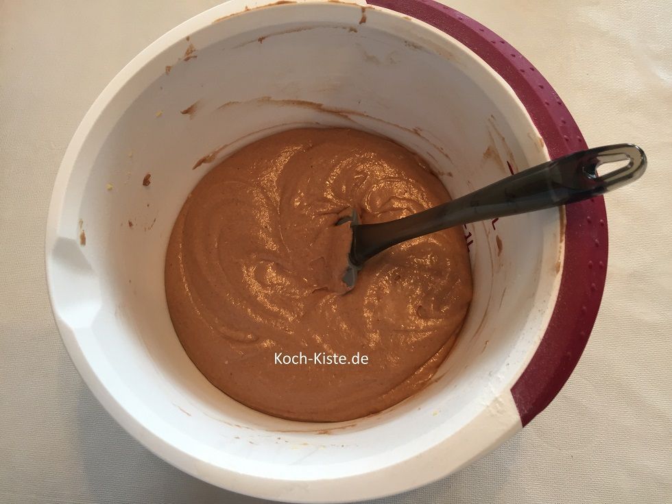 als nächstes werden Mehl, Kakaopulver, Salz und Sahne hinzugegeben und verrührt