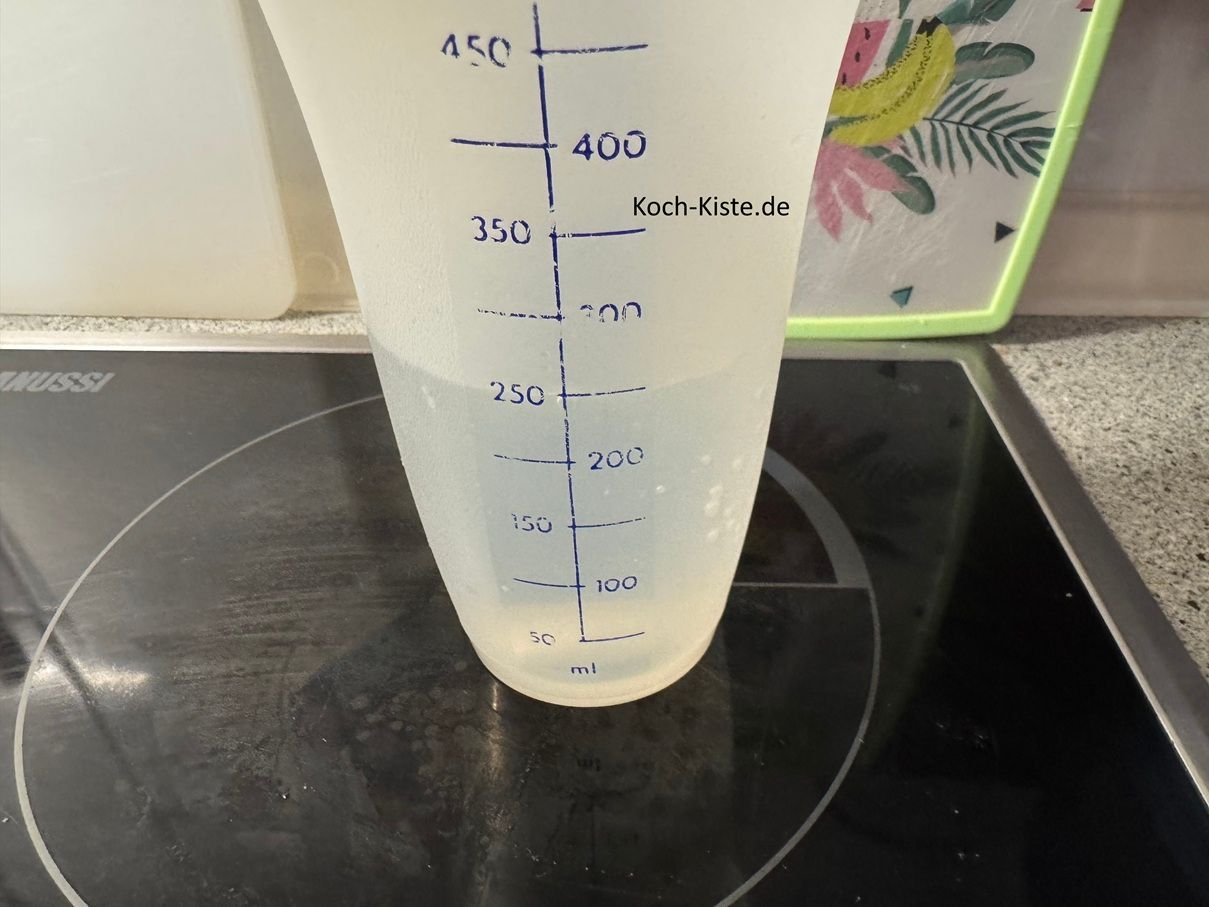 als nächstes gebe 250 ml Wasser in einen Messbecher