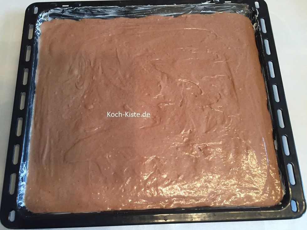 jetzt verteile den Teig gleichmäßig auf dem Backblech