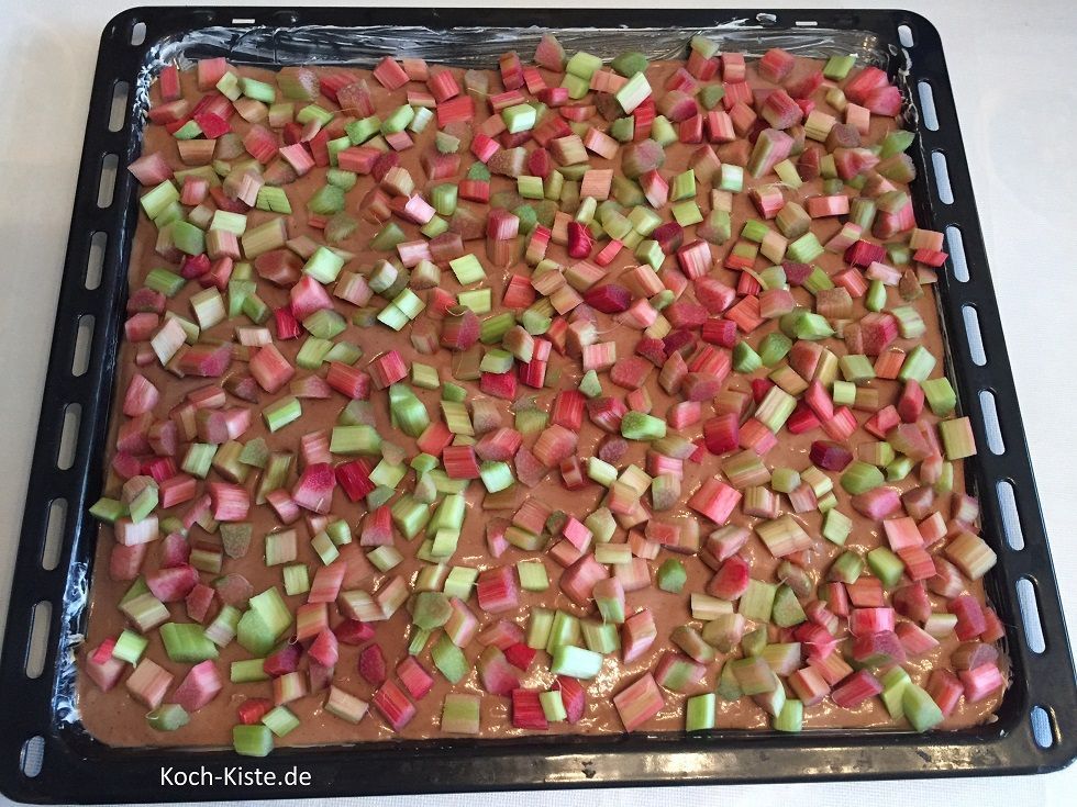 als nächstes verteile die Rhabarberstücke gleichmäßig auf dem Teig und backe den Kuchen ca. 22 Minuten vor