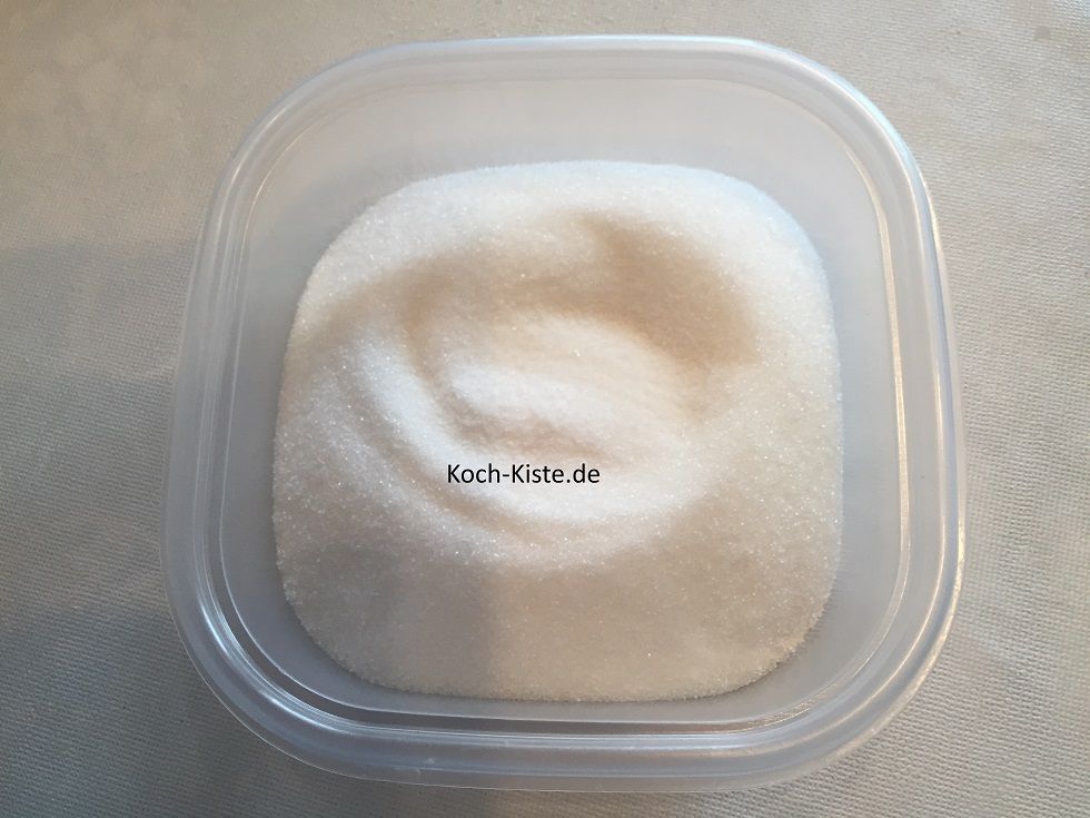 stelle eine kleine Schüssel auf die Küchenwaage und wiege Dir 250 Gramm Zucker ab