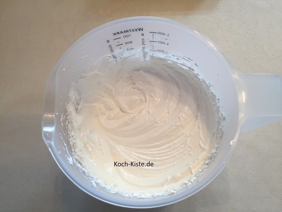 gebe zu dem Eiweiß die Prise Salz und den Vanillinzucker. Jetzt schlage das Eiweiß steif und lasse dabei den Zucker einrieseln.
