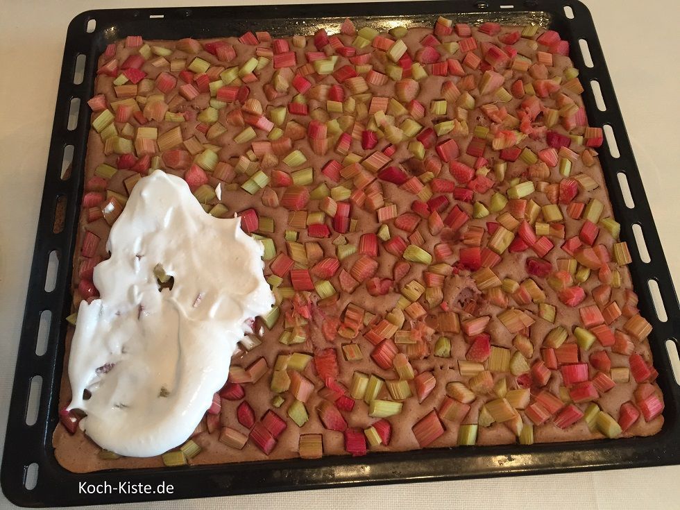 gebe den steif geschlagenen Eischnee auf den heißen Kuchen