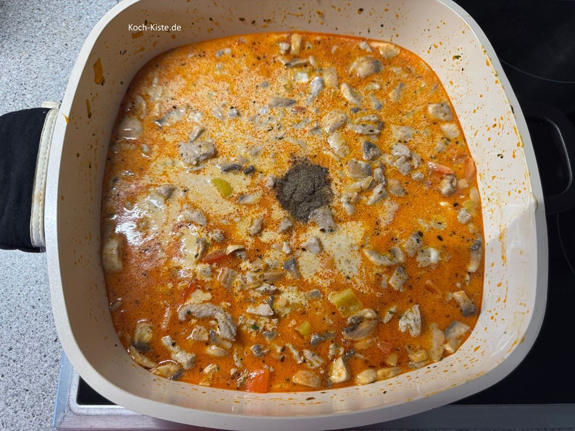 Danach kommen 1 gestrichener Teelöffel Salz, 1 Teelöffel Pfeffer, 2 gehäufte Teelöffel Gemüsebrühepulver oder Rinderbrührpulver dazu