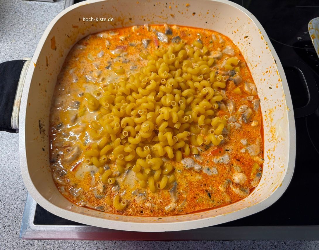 jetzt schütte die Nudeln dazu und gebe 2 Teelöffel Oregano (getrocknet) dazu